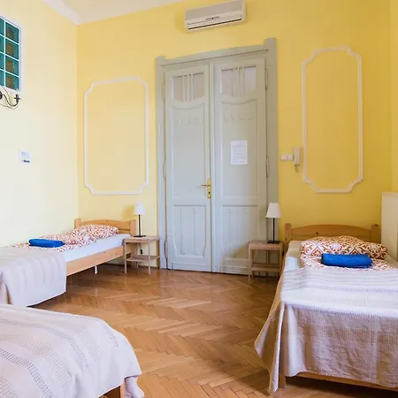 Downtown Oasis Hostel *