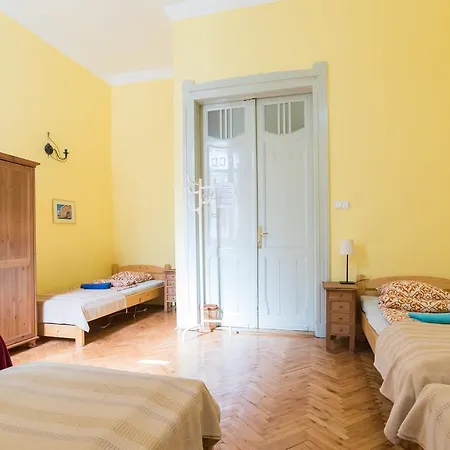 Downtown Oasis Hostel *