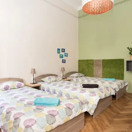 Хостел Downtown Oasis *