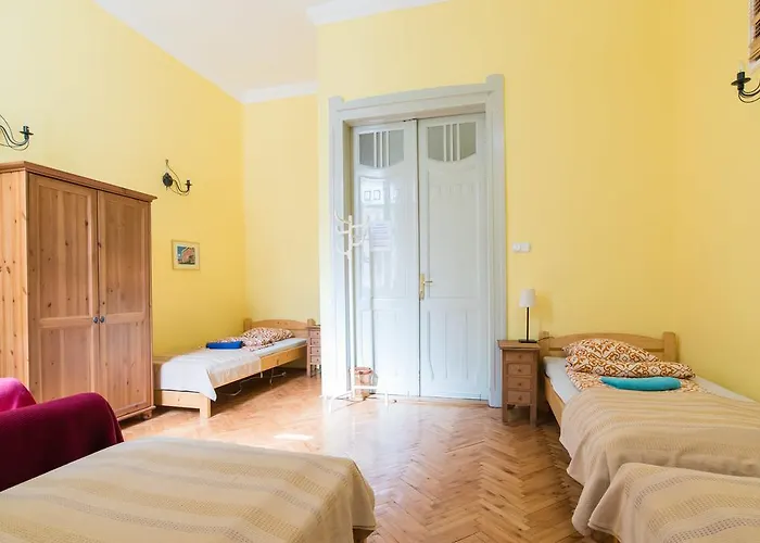 Downtown Oasis Hostel *