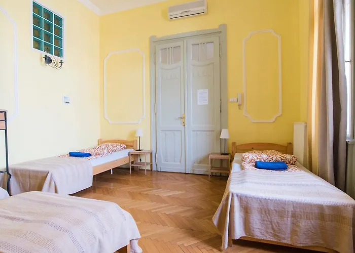 Downtown Oasis Hostel *